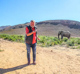 Harry Wijnvoord auf Safari vor Elefanten